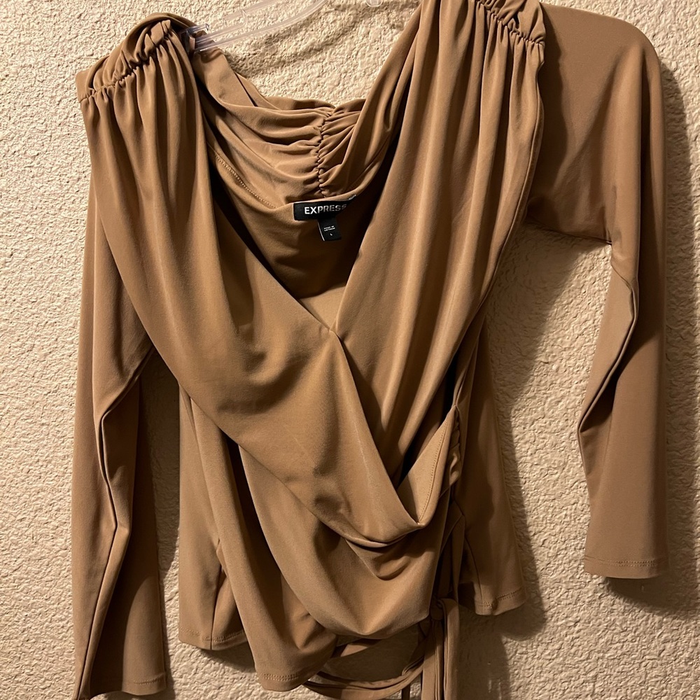 Dress blouse with belt!! Like new!!